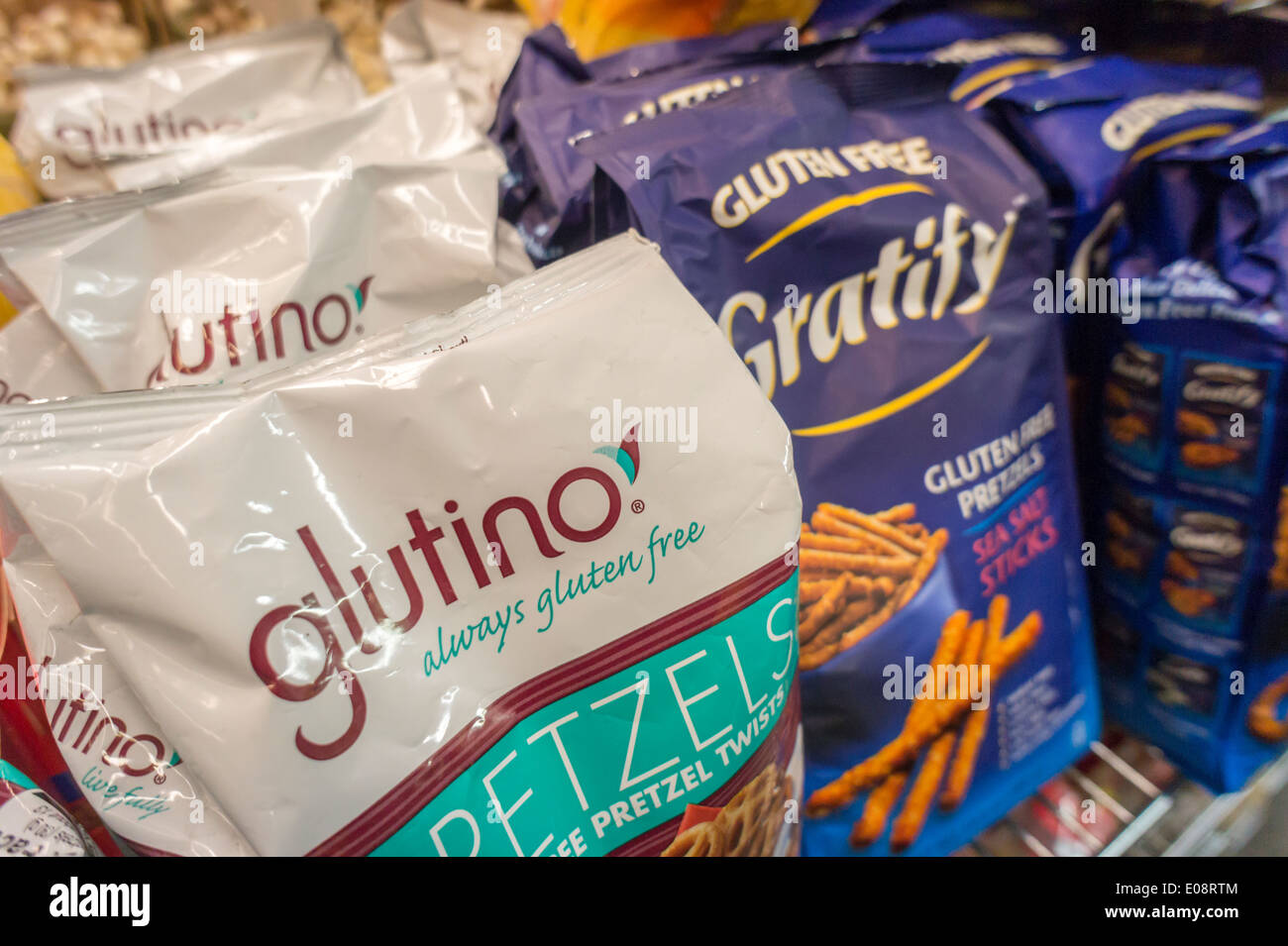 Pakete von Gluten-freie Glutino und erfreulich Marke glutenfreie Brezeln Stockfoto