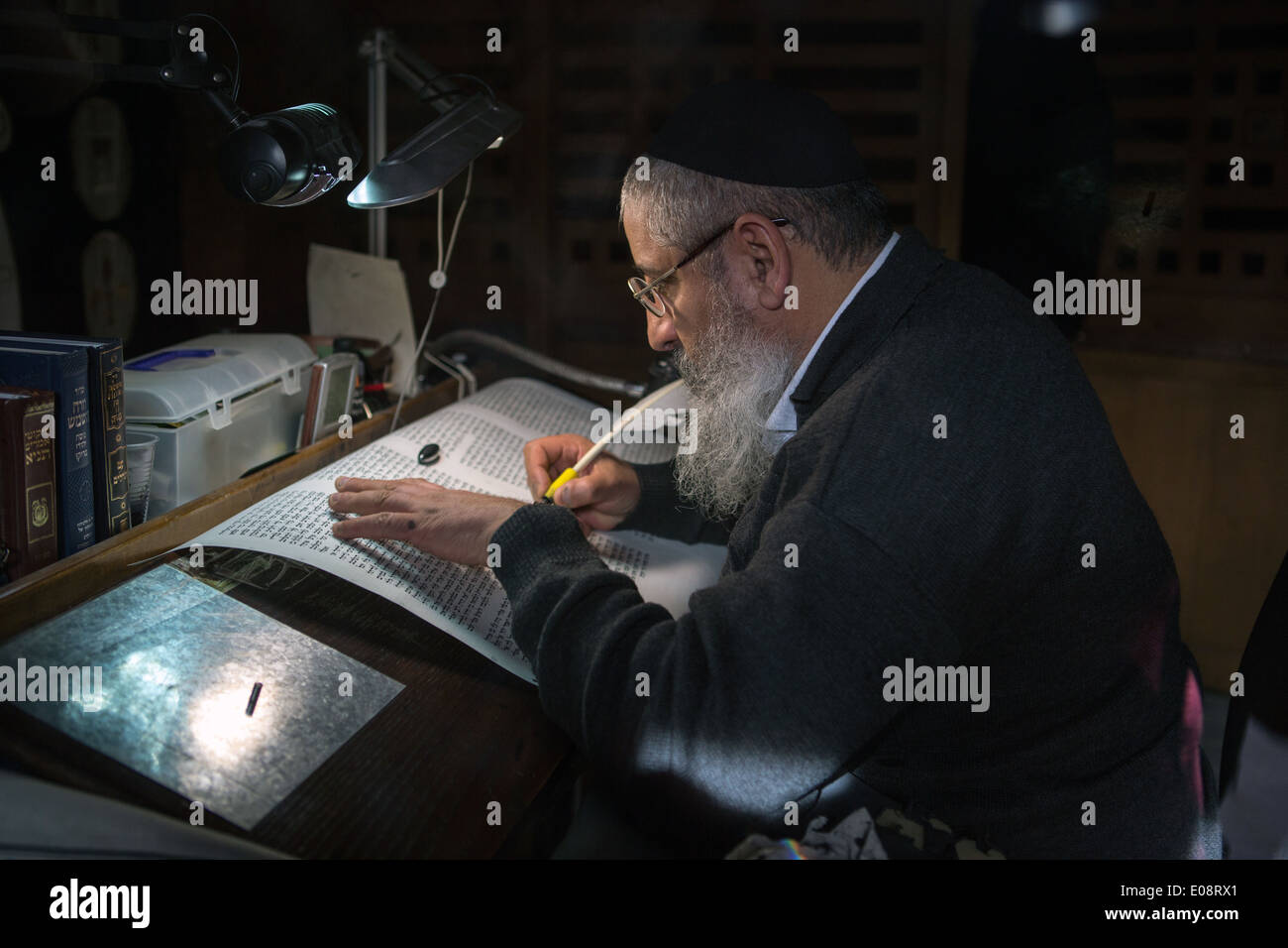 Ein jüdischer Rabbiner schreiben Torah Seiten Stockfoto