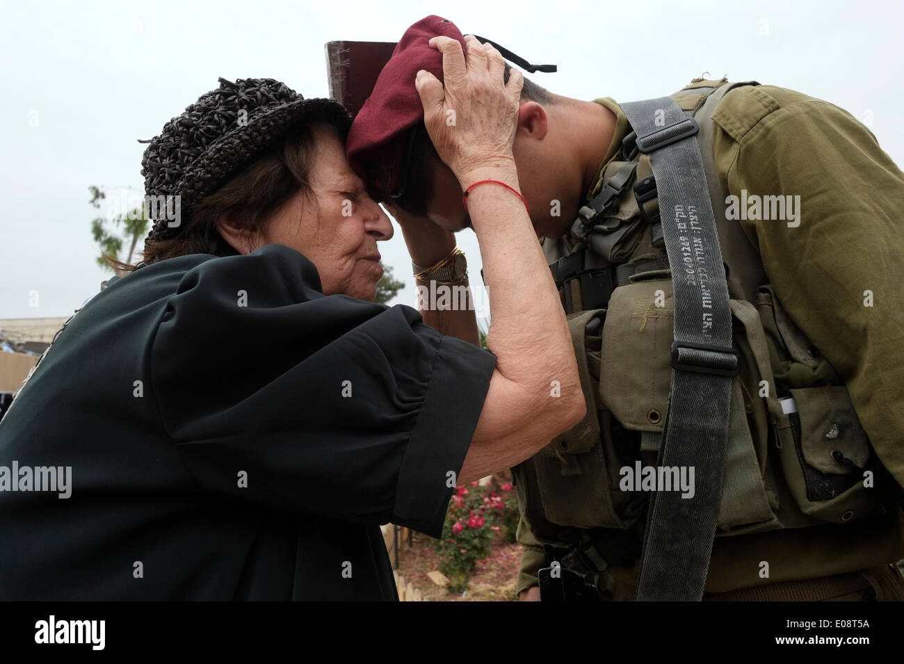 Eine ältere Jüdin segnete einen israelischen Soldaten der Brigade 35., die auch als Fallschirmjäger-Brigade bekannt ist, während der Feierlichkeiten zum Unabhängigkeitstag 66. auf dem Munitionshügel, einem befestigten jordanischen Militärposten und dem Ort einer der heftigsten Schlachten der 1967 War.in Jerusalem Israel Stockfoto