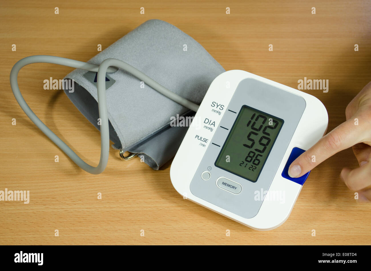 Messung von Blutdruck und weibliche Finger drückt die Schaltfläche "Start" Stockfoto