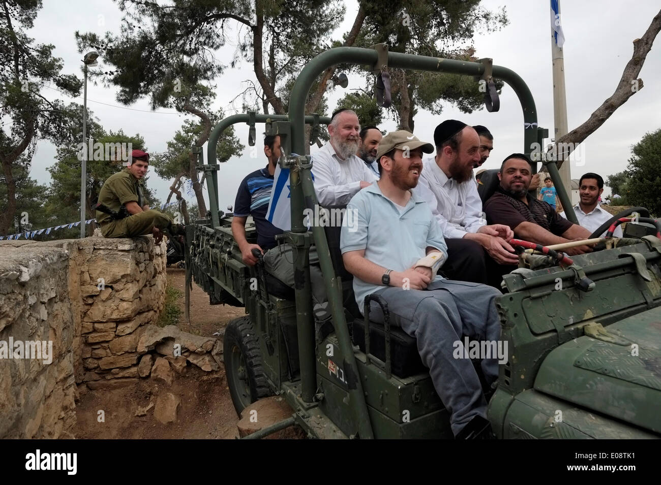 Jerusalem, Israel. 6. Mai 2014. Orthodoxe religiöse Juden in einer Armee-Ausstellung auf Ammunition Hill eine israelische nationale Gedenkstätte wurde von einem ehemaligen befestigten jordanischen Militärposten in Jerusalem, Israel im Rahmen der Feierlichkeiten zum Tag der Unabhängigkeit am 6. Mai 2014. Israel-Kennzeichnung ist 66 Jahre seit der Gründung des jüdischen Staates im Jahre 1948. Bildnachweis: Eddie Gerald/Alamy Live-Nachrichten Stockfoto