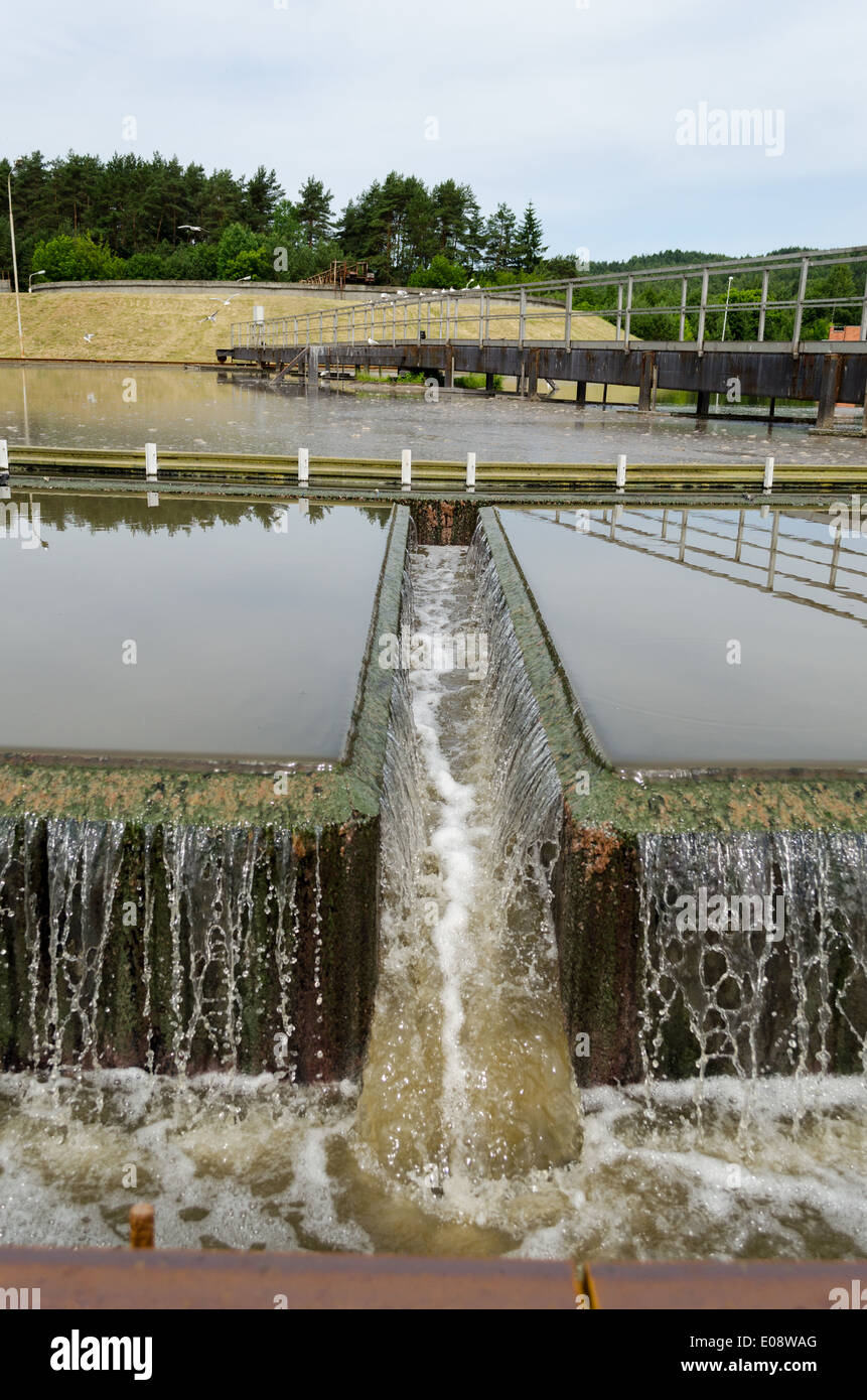 Industrielle Abwässer, Abwasser Behandlung Cleanment Mechanismus bewegen, und Filtern von Wasser fließen im Poolbecken. Stockfoto