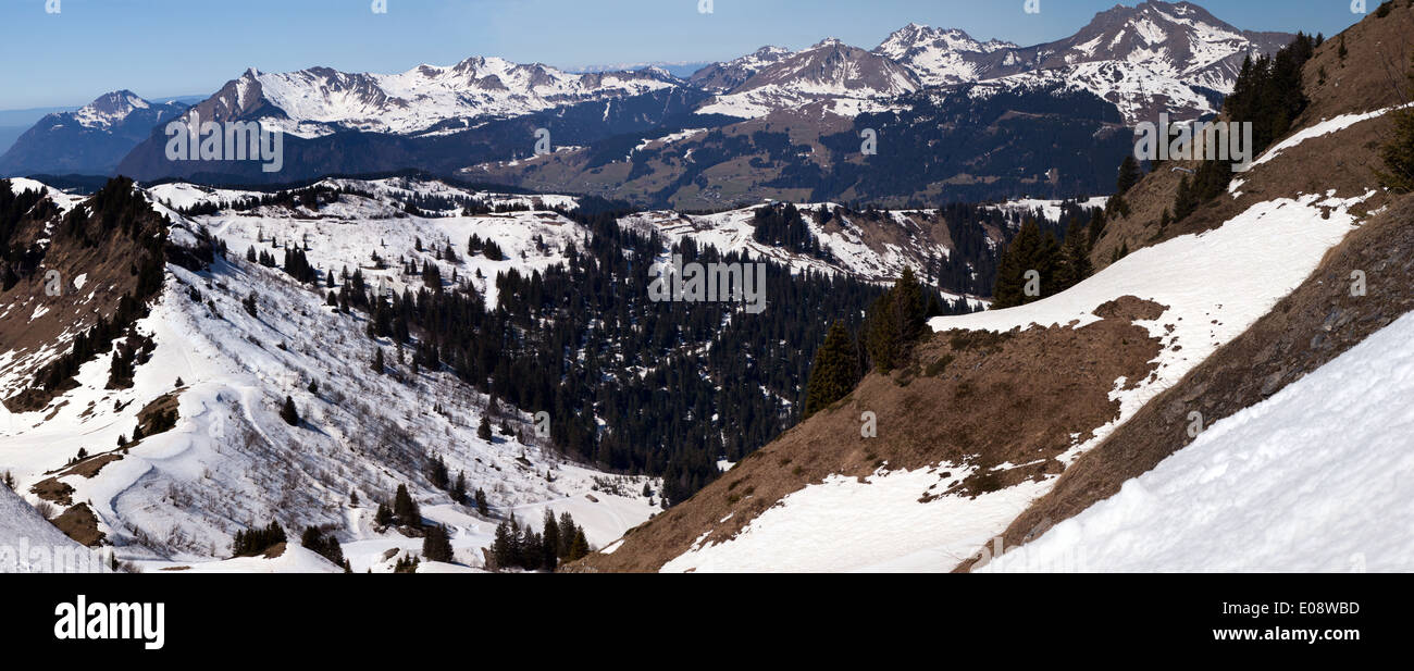 Morzine-Avoriaz und Les Gets Panorama: eine große Photostiched Panorama vom im oberen Bereich der Arbis Skipiste in Morzine-Avoriaz. Stockfoto