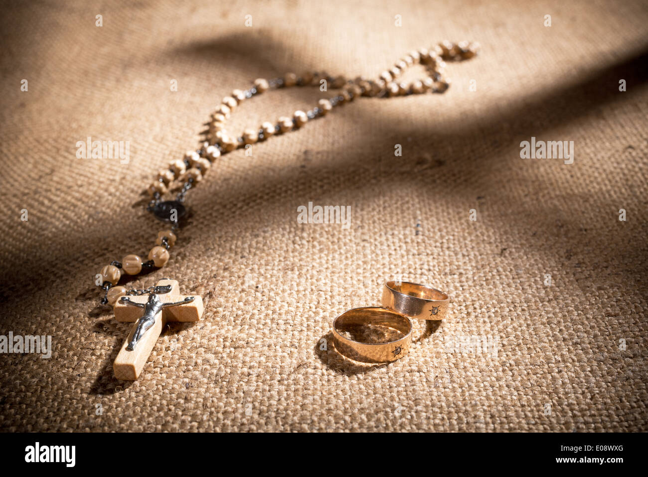Stillleben mit Eheringe und Rosenkranz Stockfoto
