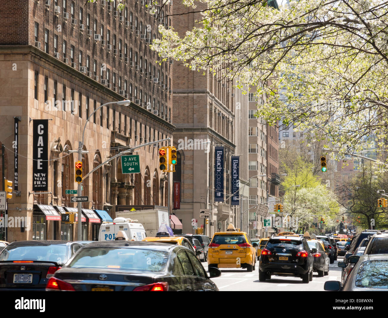 Taxis und Verkehr an der Lexington Avenue im Gramercy Park, New York, USA Stockfoto