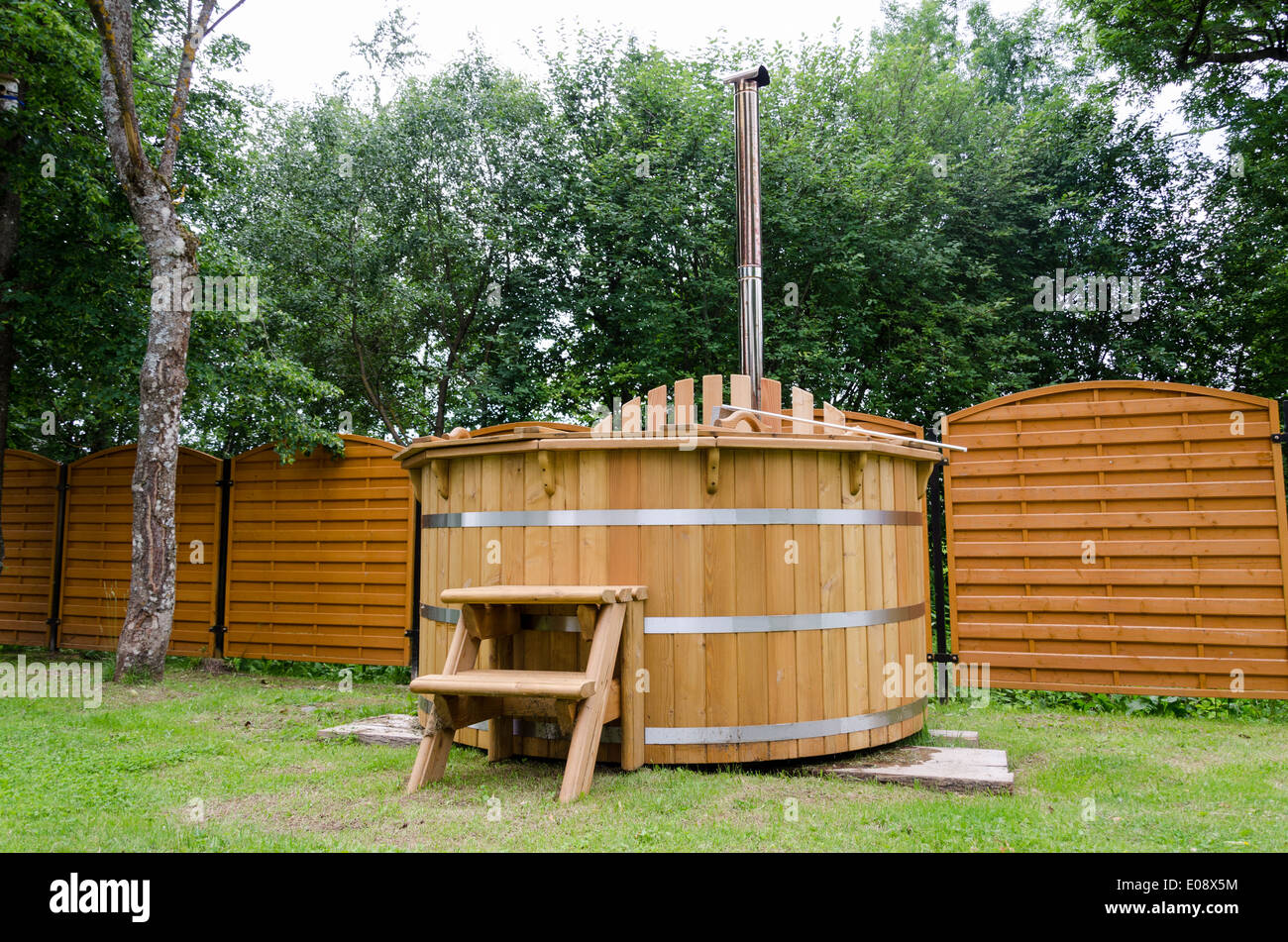 rustikale Holz Wasser Spa Whirlpool mit Treppen im Gartenhof ... rustikale Holz Wasser Spa Whirlpool mit Treppen im Gartenhof ...