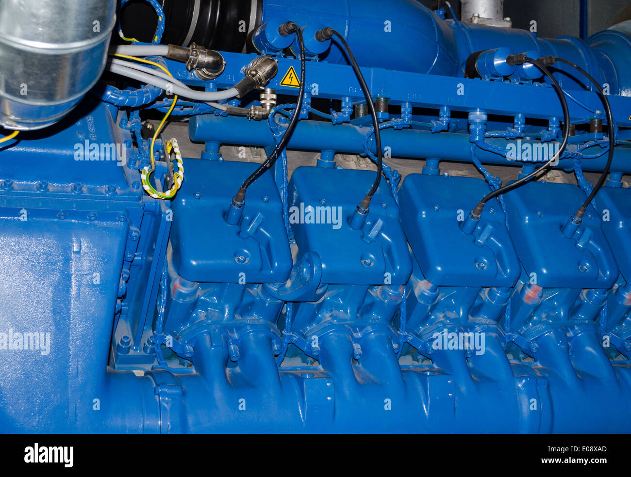 Riesige industrielle Motor erzeugen Biogas aus Abwasser Behandlung Schlamm bleiben. Stockfoto