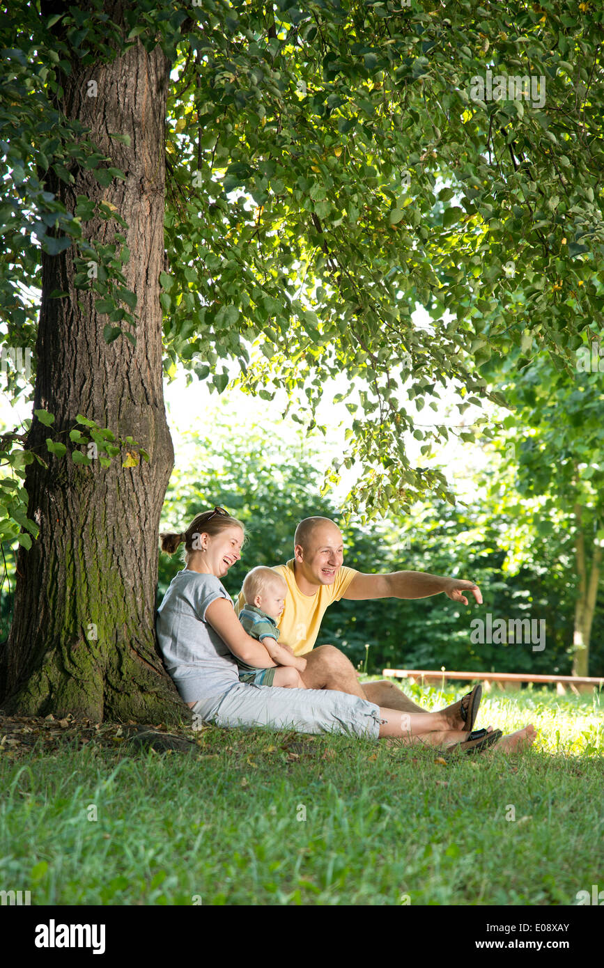junge Familie im park Stockfoto