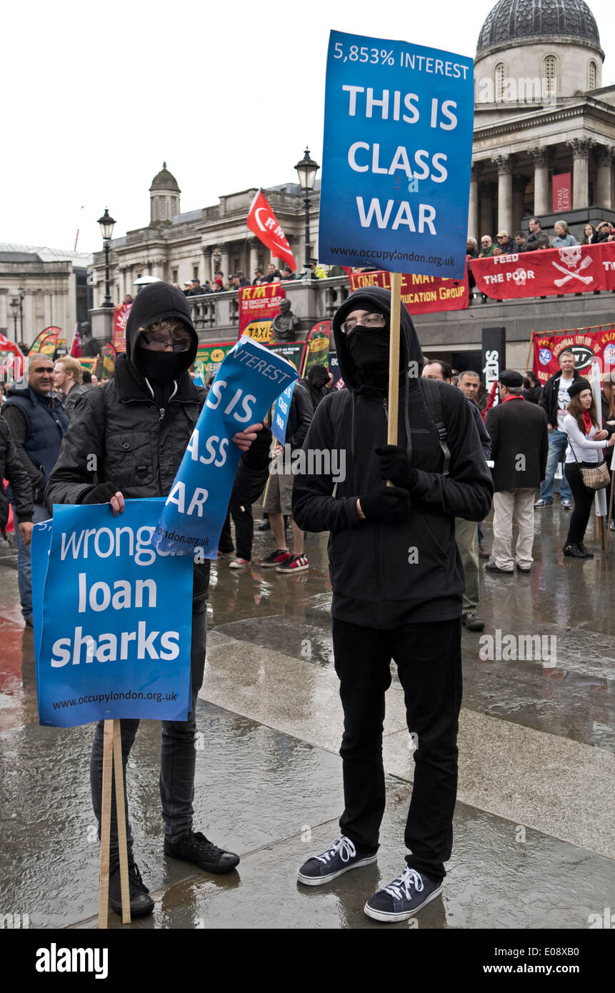 Klasse-Kriegs-AktivistInnen protestieren gegen Wonga während der London Maikundgebung, 2014. Stockfoto