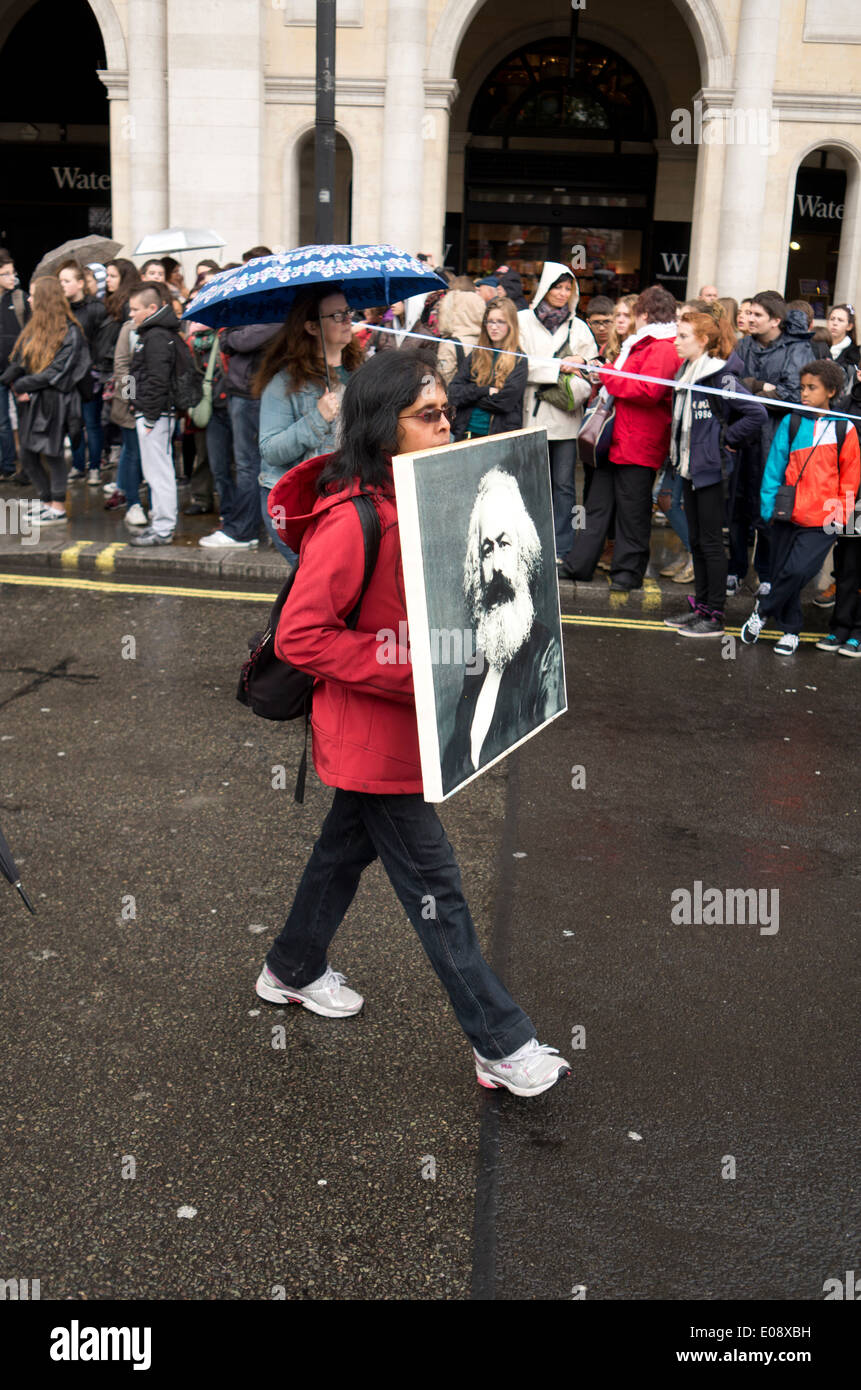 Ein Marcher halten ein Porträt von Karl Marx am Maifeiertag März, London 2014. Stockfoto