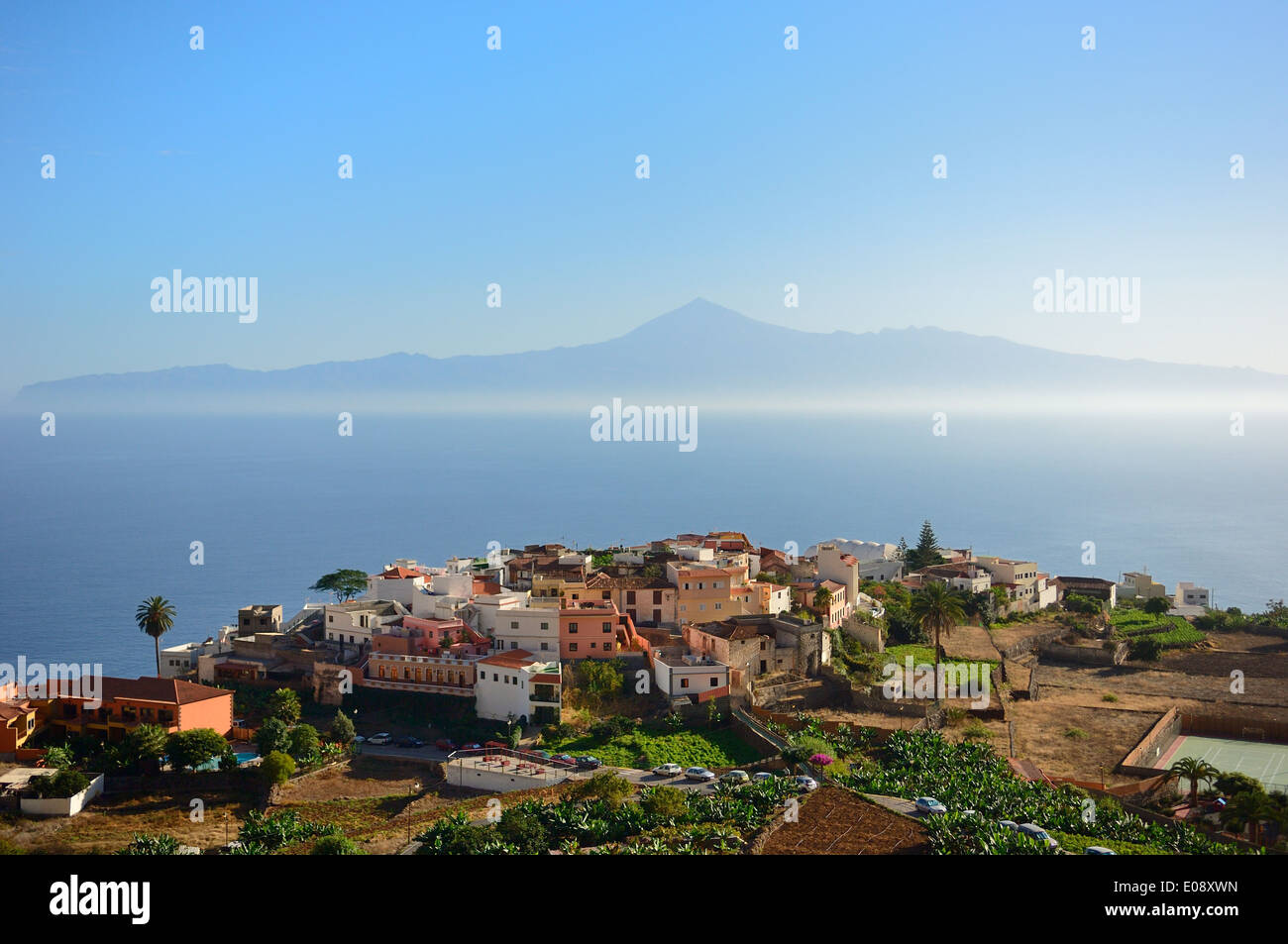 Agulo und den Teide, Teneriffa im Hintergrund. La Gomera. Kanaren, Provinz Santa Cruz De Tenerife. Spanien Stockfoto