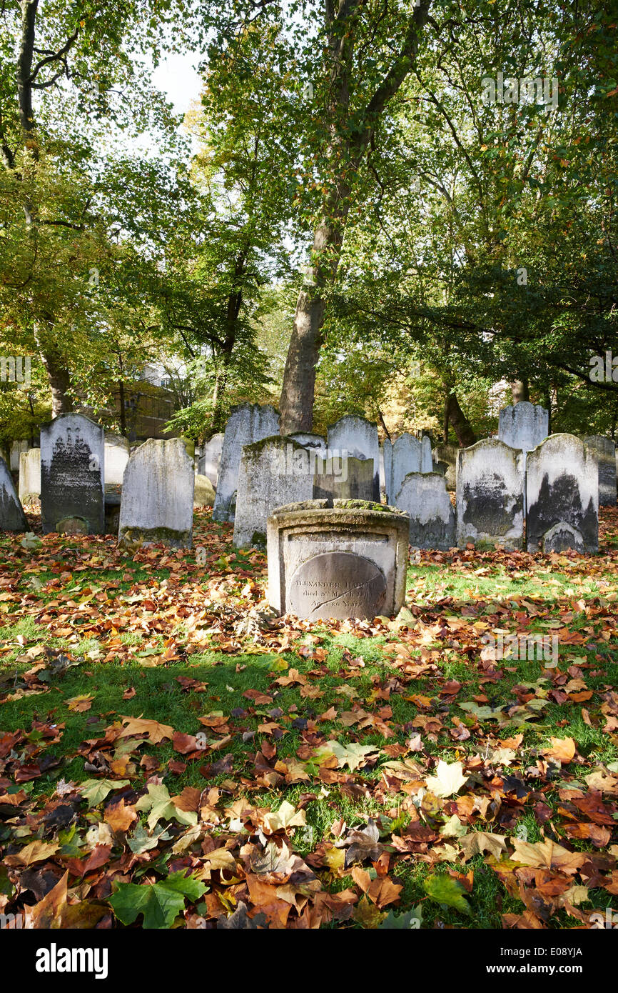 Grabsteine auf dem Bunhill Fields Cemetery in London, UK Stockfoto