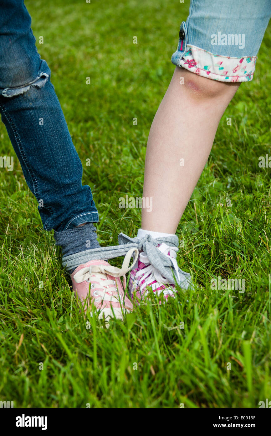 Mädchen bereit für ein Rennen 3-beinig Stockfoto