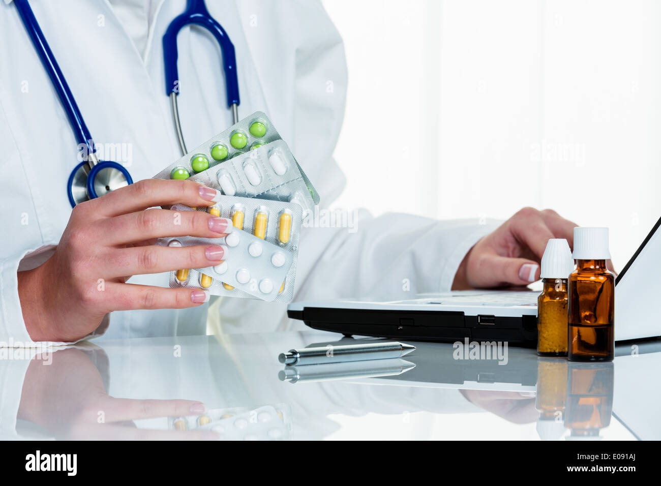 Ein Arzt ausstellt ein Rezept Fue Drogen. Rezept aus der Apotheke Shop., Ein Arzt Stellt Ein Rezept Fue Medikament gegenüber Tabletten Stockfoto