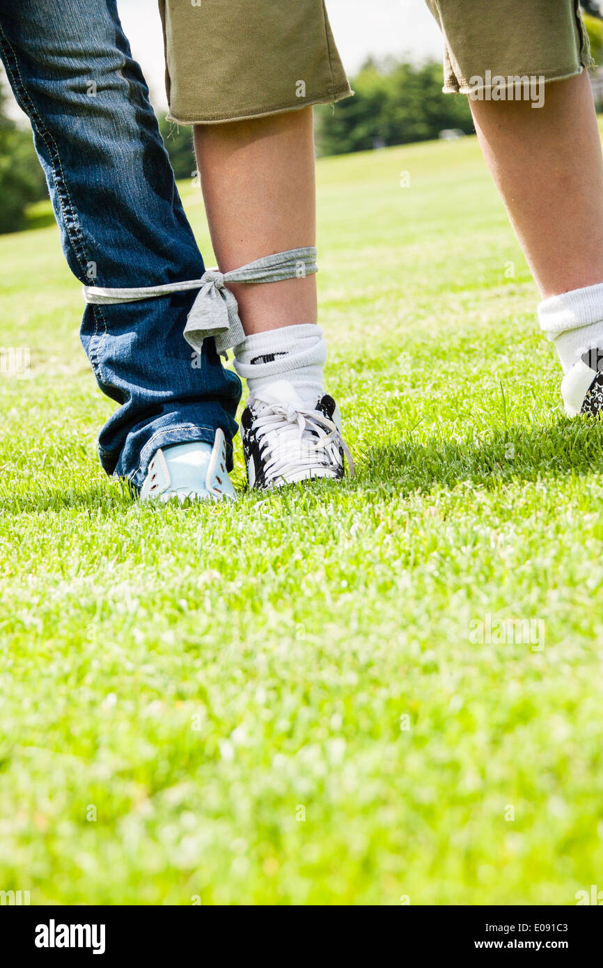 Jungen und Mädchen bereit für ein Rennen 3-beinig Stockfoto