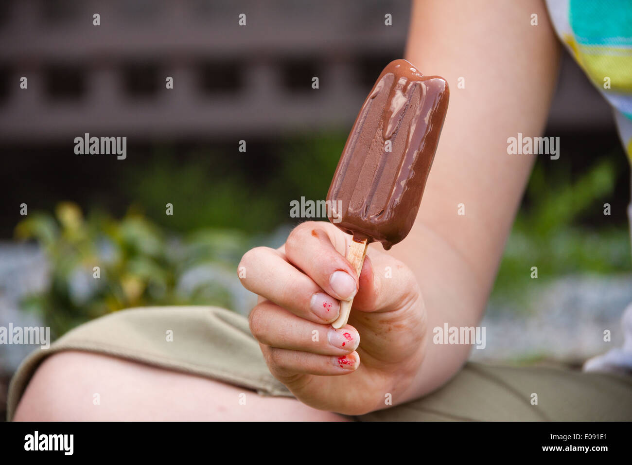 Nahaufnahme eines Mädchens hält eine Schokoladen-Eis-bar Stockfoto