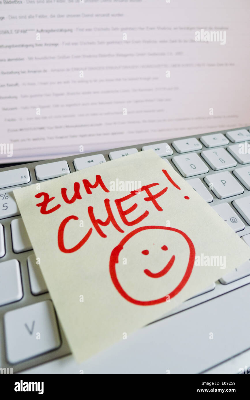 Ein Notiz Zettel liegt auf der Tastatur eines Computers in Erinnerung: mit dem Chef, Ein Notizzettel Liegt Auf der Tastatur Eines Com Stockfoto