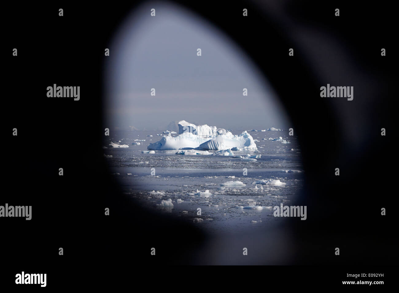 große Eisberge in der Meerenge Penola durch Schiff Sicht Antarktis betrachtet Stockfoto