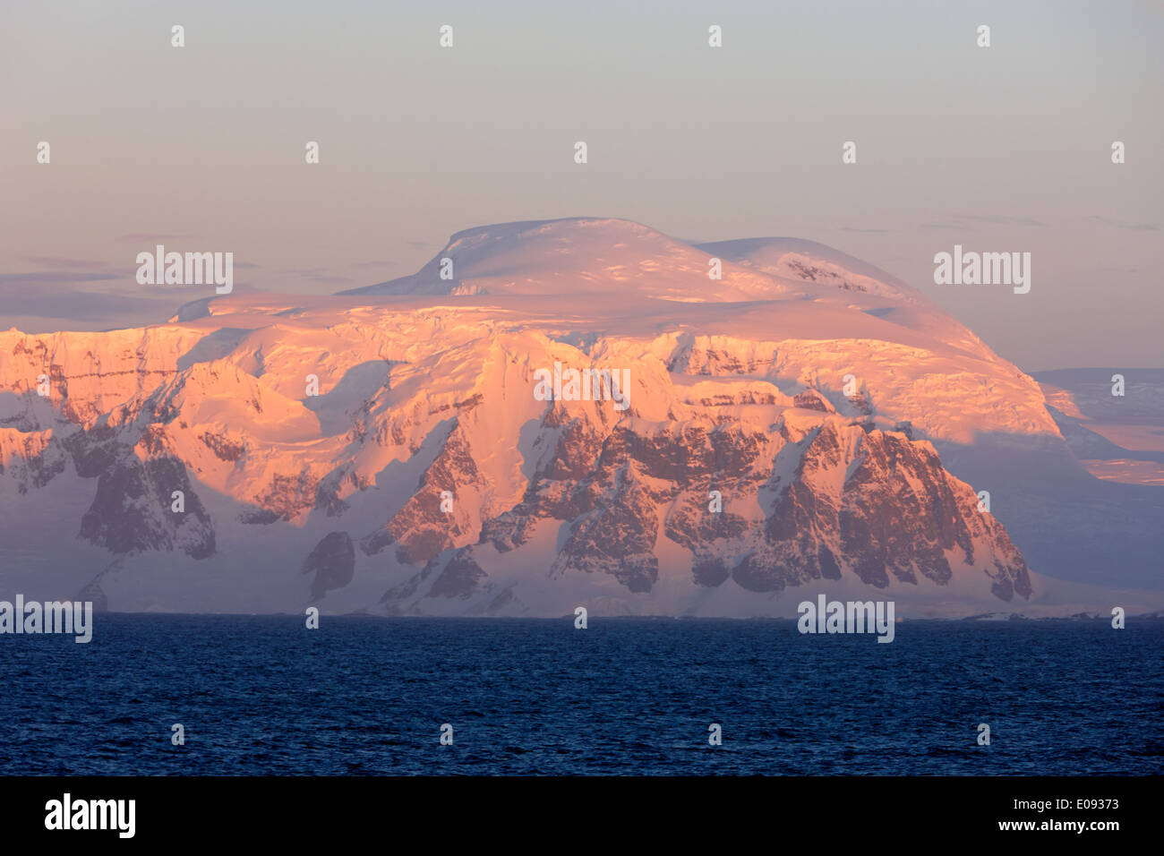 Sonnenuntergang in den Bergen der Halbinsel antarktischen Halbinsel Antarktis Kiew Stockfoto