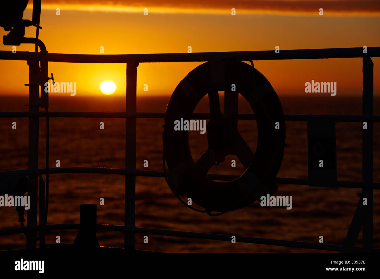 Sonnenuntergang über Schiffe Schienen über den antarktischen Ozean Antarktis Stockfoto