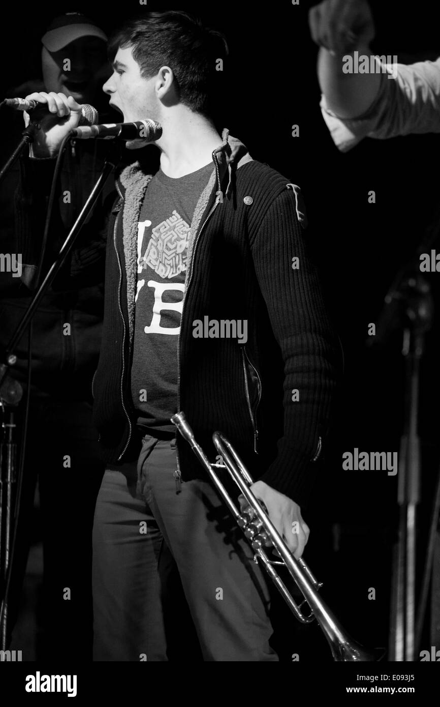 Bellurgan Park, Dundalk, Irland, 4. Mai 2014, Booka Brass Band spielen auf der Bühne am Vantastival, im Bellurgan Park am 4. Mai Stockfoto