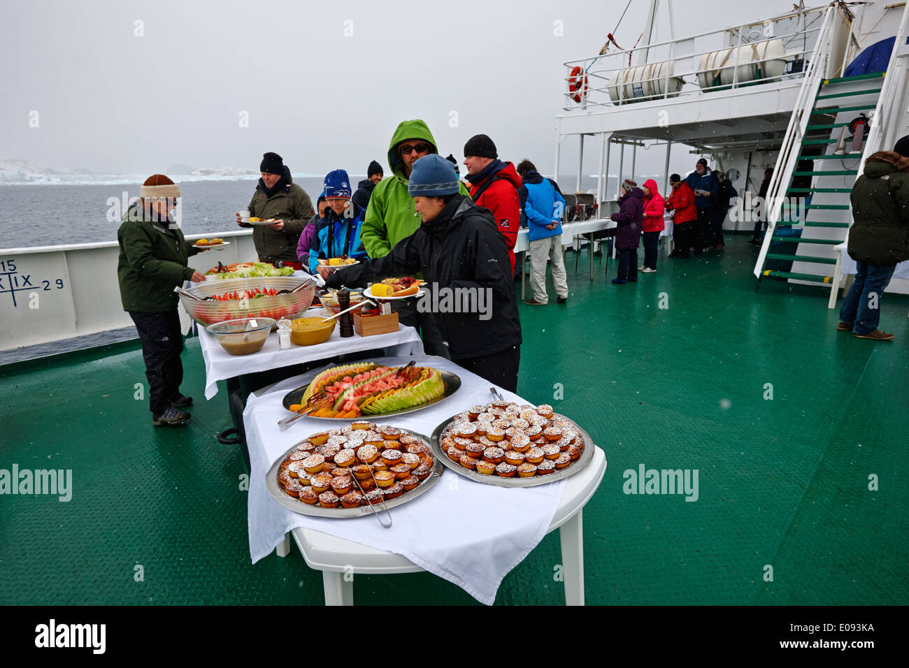 tätig in Bbq Mittagessen Passagiere an Bord eines Schiffes der Expedition in der Antarktis Stockfoto
