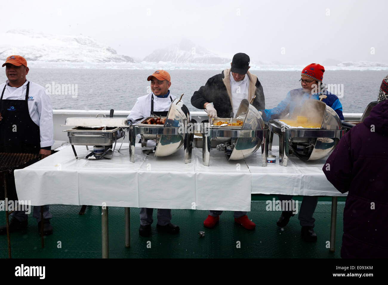 tätig in Bbq Mittagessen Passagiere an Bord eines Schiffes der Expedition in der Antarktis Stockfoto