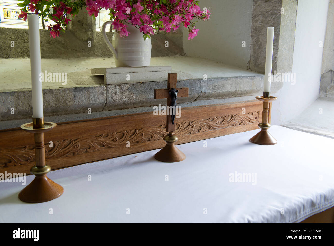 Ein kleiner Altar im südlichen Seitenschiff der Kirche von St. Michael und alle Engel, Berwick, East Sussex, UK. Stockfoto