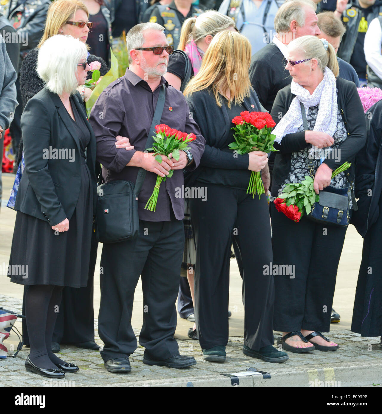 Brize Norton, UK. 6. Mai 2014. Die Rückführung von fünf britische Soldaten, die bei einem Hubschrauberabsturz in Afghanistan zu RAF Brize Norton, am 6. Mai 2014 in Brize Norton in Oxfordshire, England getötet wurden. Kapitän Thomas Clarke, Warrant Officer Spencer Faulkner und Corporal James Walters, das Army Air Corps (AAC), die als Lynx Flugzeuge drei-Mann Team dienten, als sie neben Flight Lieutenant Rakesh Chauhan von der Royal Air Force und Lanze-Obergefreites Oliver Thomas von Intelligence Corps starben, wurden geglaubt, um Passagiere auf dem Flug gewesen sein. © Jules Annan/Alamy Live Ne Stockfoto