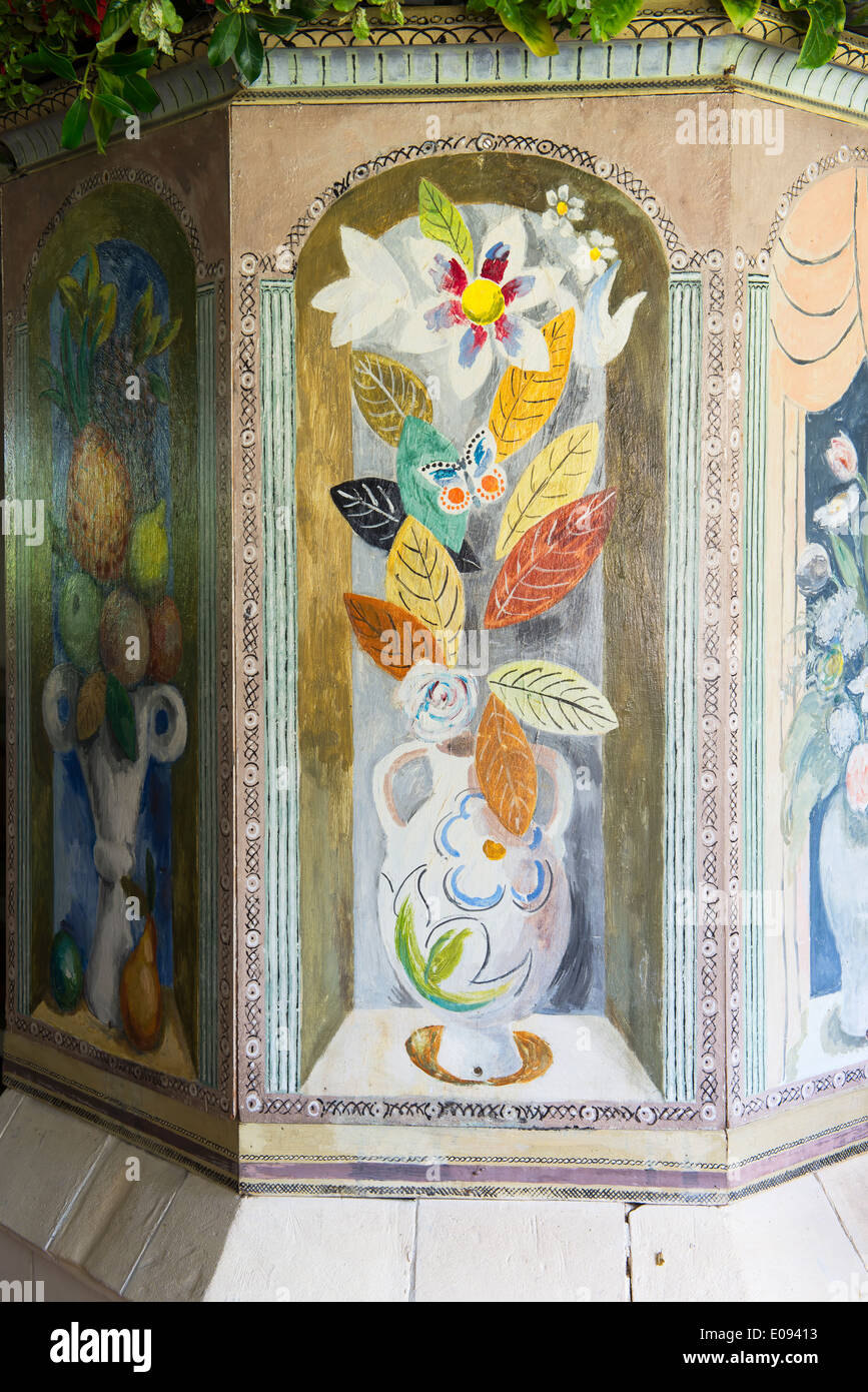 Die Kanzel der Kirche von St. Michael und alle Engel, geschmückt mit Wandmalereien von der Bloomsbury Group. , Berwick, East Sussex, UK. Stockfoto