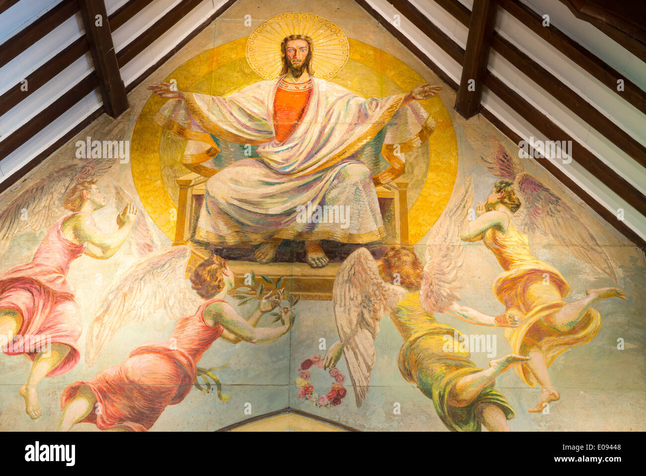 Ein Wandbild, Christus in Majestät von Duncan Grant c.1942 darstellt. Kirche St. Michael und alle Engel, Berwick, East Sussex, UK. Stockfoto