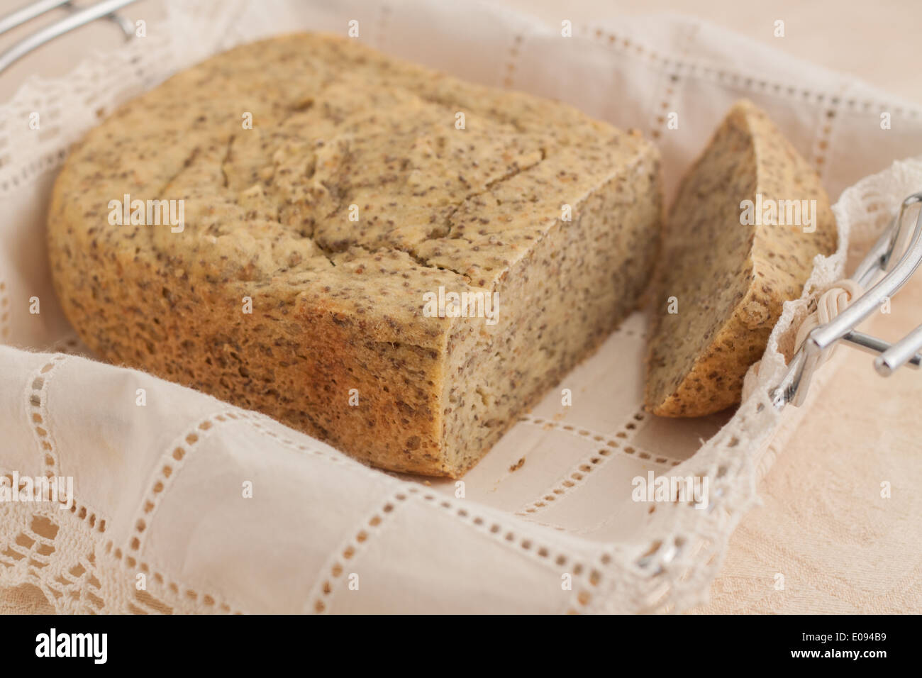 Gluten frei Laktose frei Chia Samen Brot in das Brot, der Maschine herstellt Stockfoto
