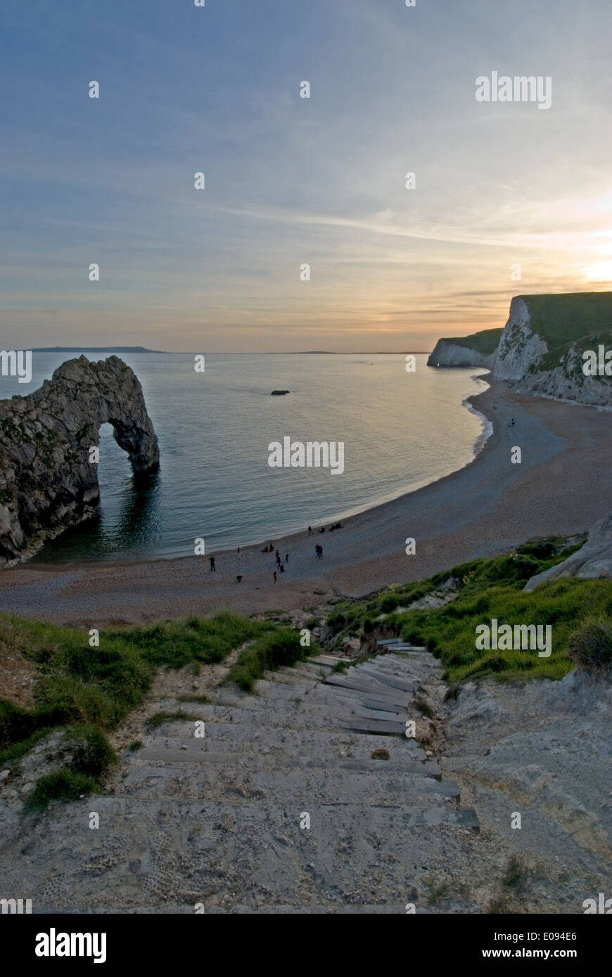 Durdle Door ist eine Ikone sea Arch durch Küstenerosion auf in Dorset Jurassic Coast Line erstellt. Stockfoto