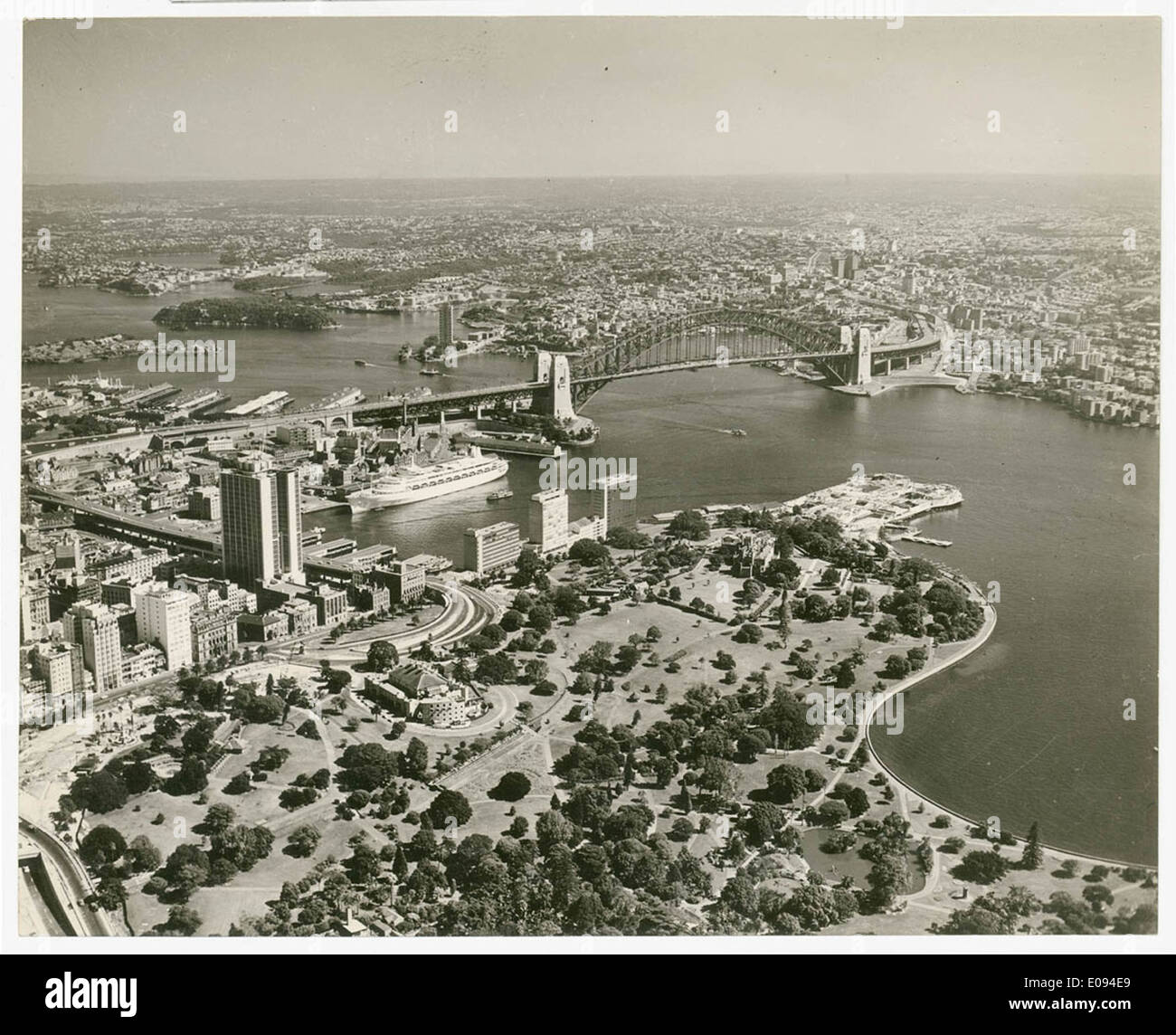[AMP Building, Botanic Gardens, Harbour Bridge und Circular Quay mit Liner Canberra], Juli 1963, von Ern McQuillan Stockfoto