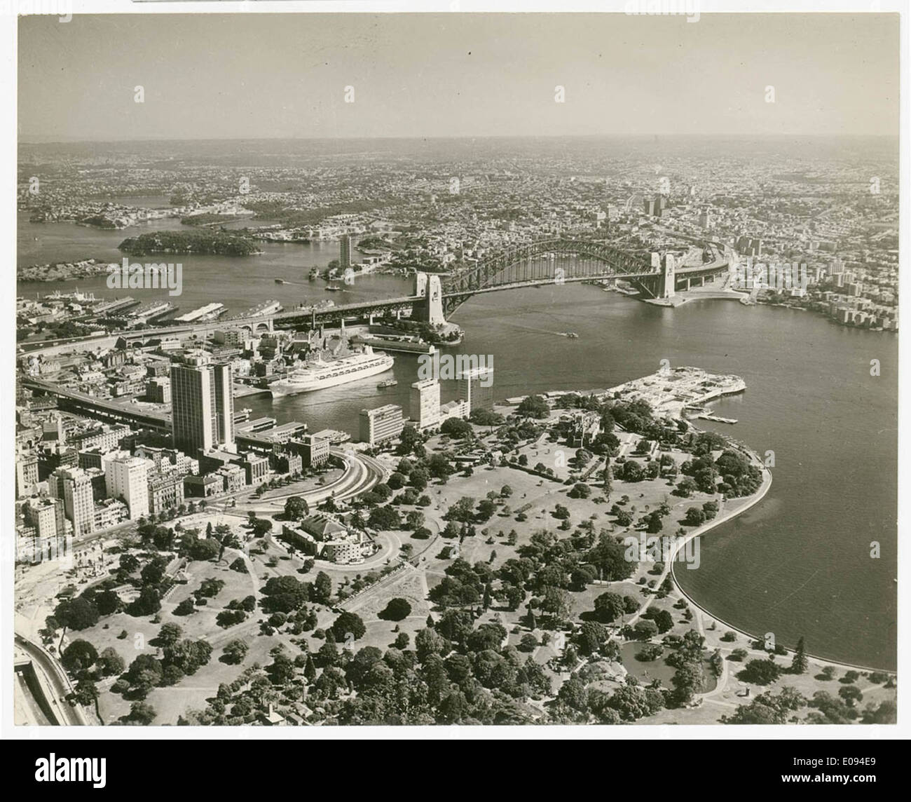 Ein Foto von Ern McQuillan aus dem Jahr 1963, das das AMP-Gebäude, die Botanischen Gärten, die Harbour Bridge und den Circular Quay in Sydney zeigt. Das Bild zeigt einen bedeutenden Blick auf Sydneys berühmte Wahrzeichen. Stockfoto