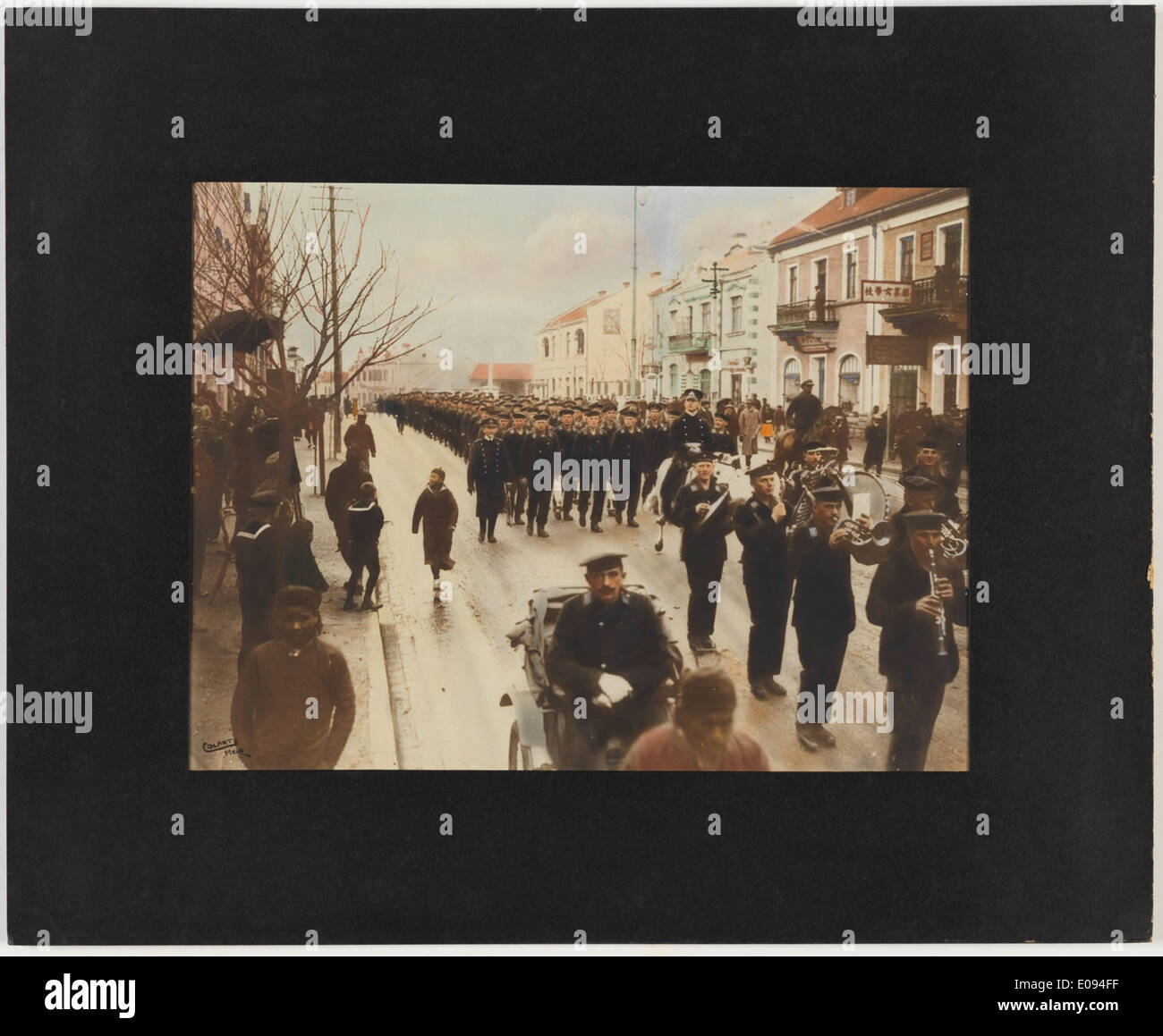 Deutsche Segler marschieren ThroughTsing-Tau, China kurz nach dem Ausbruch des Krieges Stockfoto