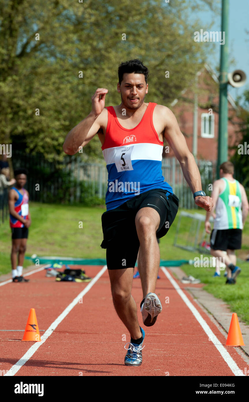 Leichtathletik, Konkurrent im Männer Triple jump Wettbewerb auf Vereinsebene, UK Stockfoto