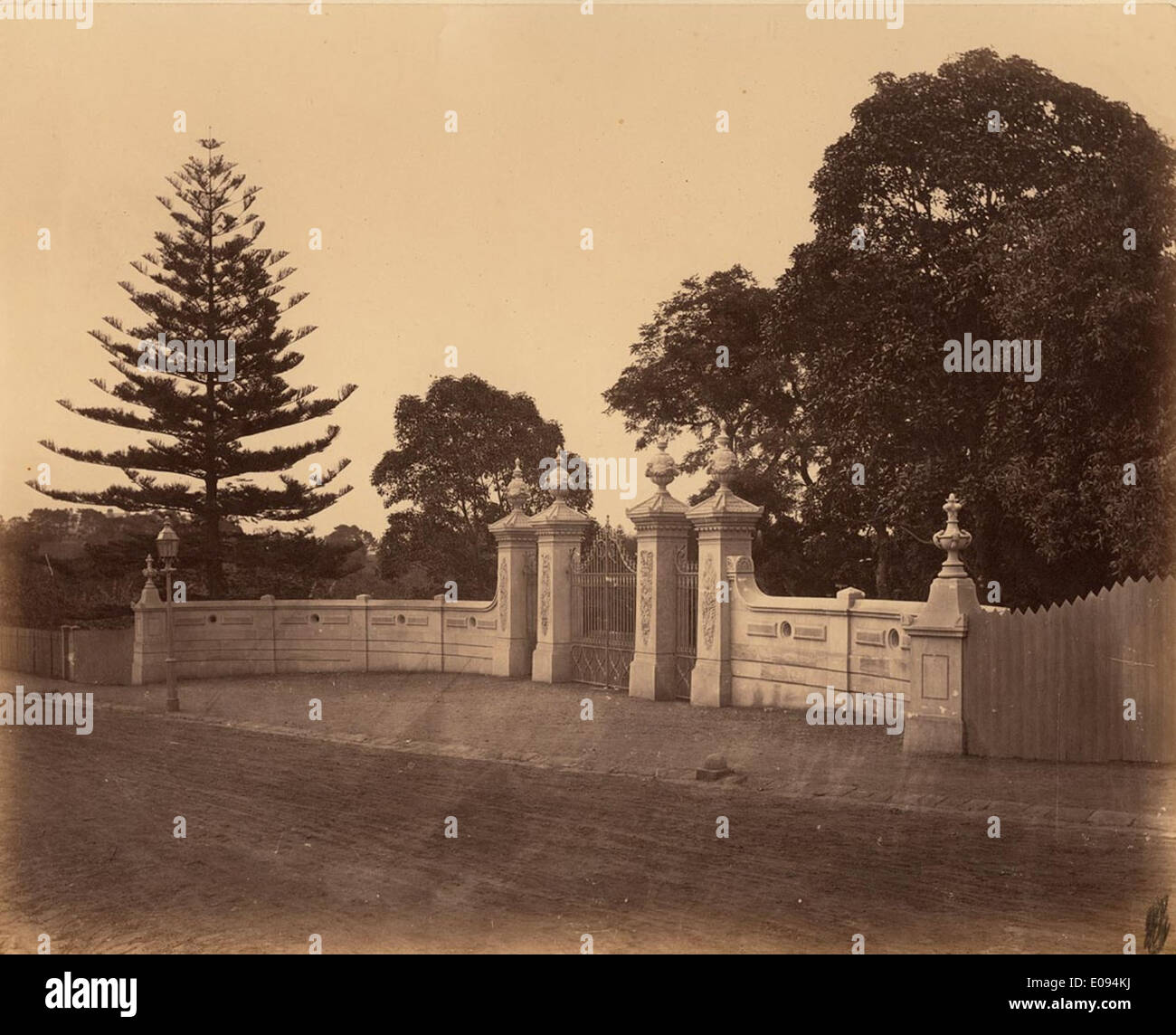 Dieses Vintage-Foto zeigt die Eingangstore zu den Royal Botanic Gardens in der Domäne von Sydney, ein bedeutendes Wahrzeichen in der australischen Geschichte. Die Gärten sind ein Symbol für Sydneys kulturelles und botanisches Erbe. Stockfoto