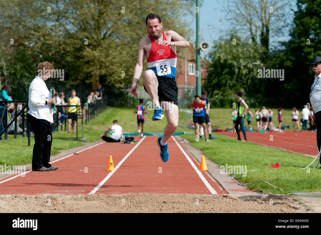Leichtathletik, Konkurrent im Männer Triple jump Wettbewerb auf Vereinsebene, UK Stockfoto