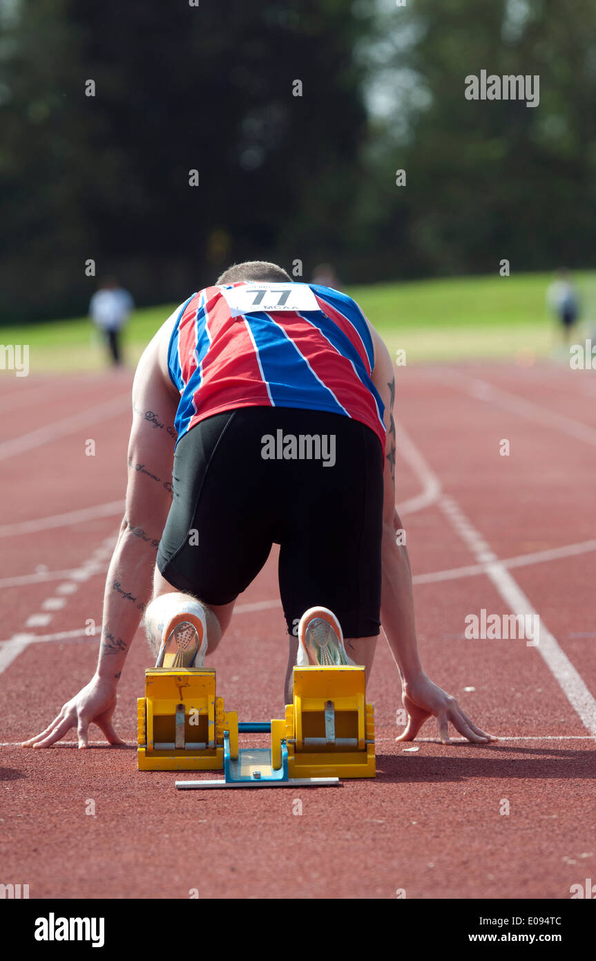 Leichtathletik, Läufer am Start Herren 100m Rennen auf Vereinsebene, UK Stockfoto