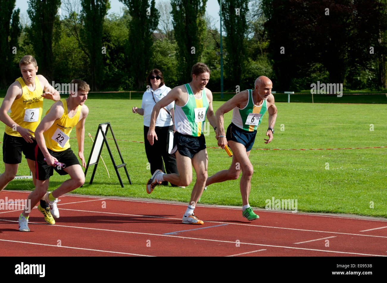 Leichtathletik, Läufer vorbei Baton in Herren 4X400m Staffelrennen auf Vereinsebene, UK Stockfoto