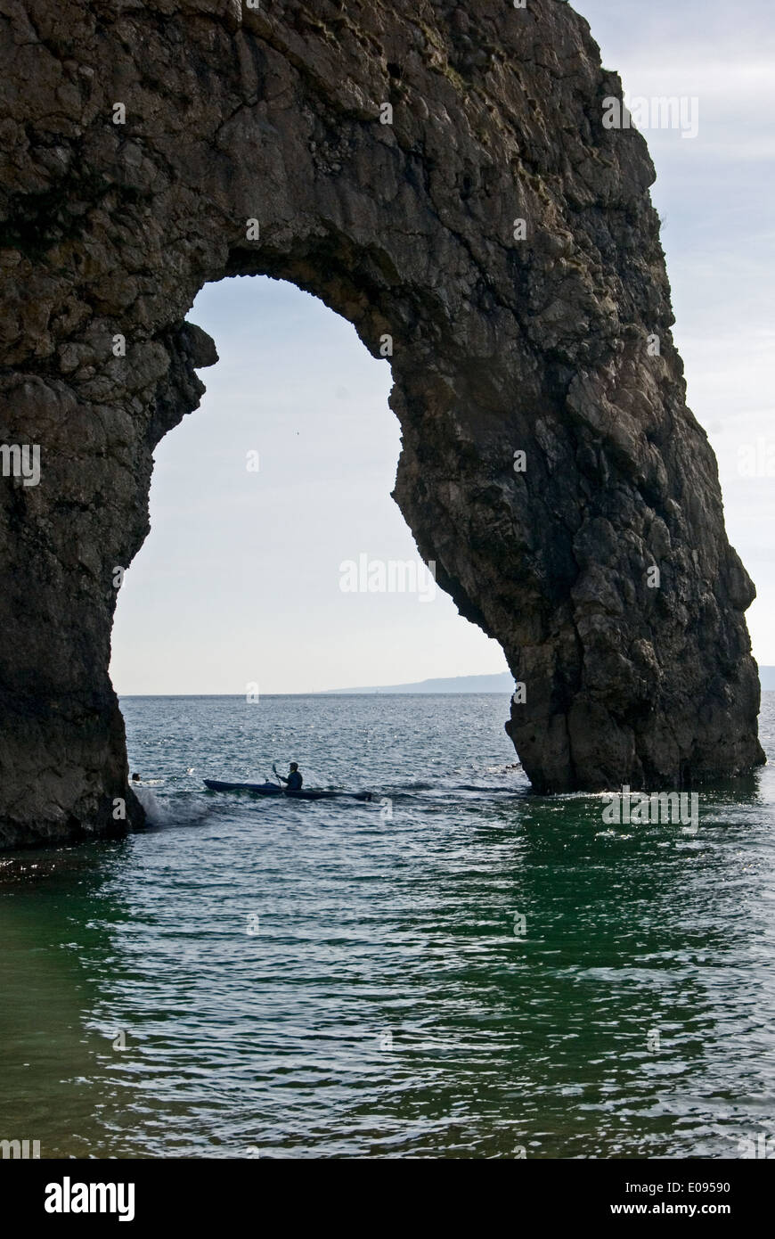 Durdle Door ist eine Ikone sea Arch durch Küstenerosion auf in Dorset Jurassic Coast Line erstellt. Stockfoto