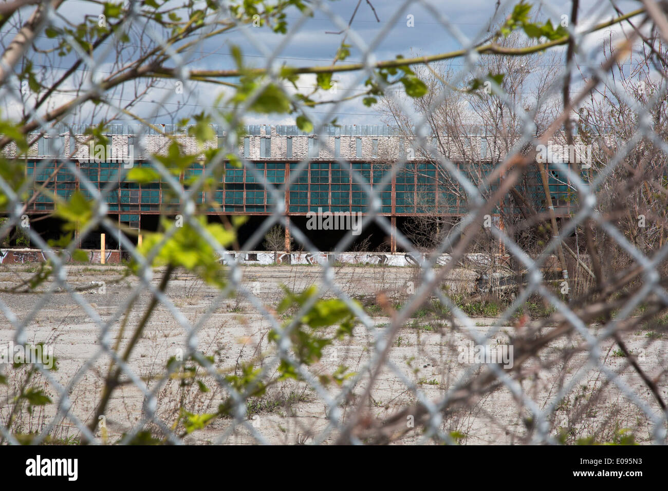 Eine ehemalige Stadt Detroit Wartung Gebäude, wurde die freie und abgespeckte nichts Wertvolles von Müllmännern. Stockfoto