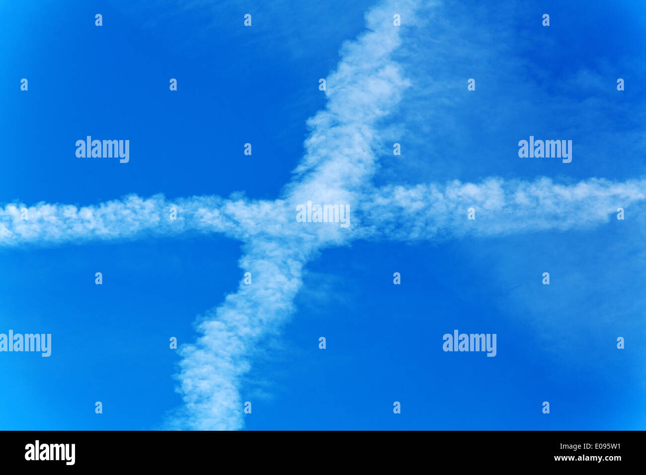 Kondensstreifen von Flugzeugen vor blauem Himmel. Schadstoffe und CO2-Ausstoß von Flugzeugen, Kondensstreifen von Flugzeugen Vor bla Stockfoto