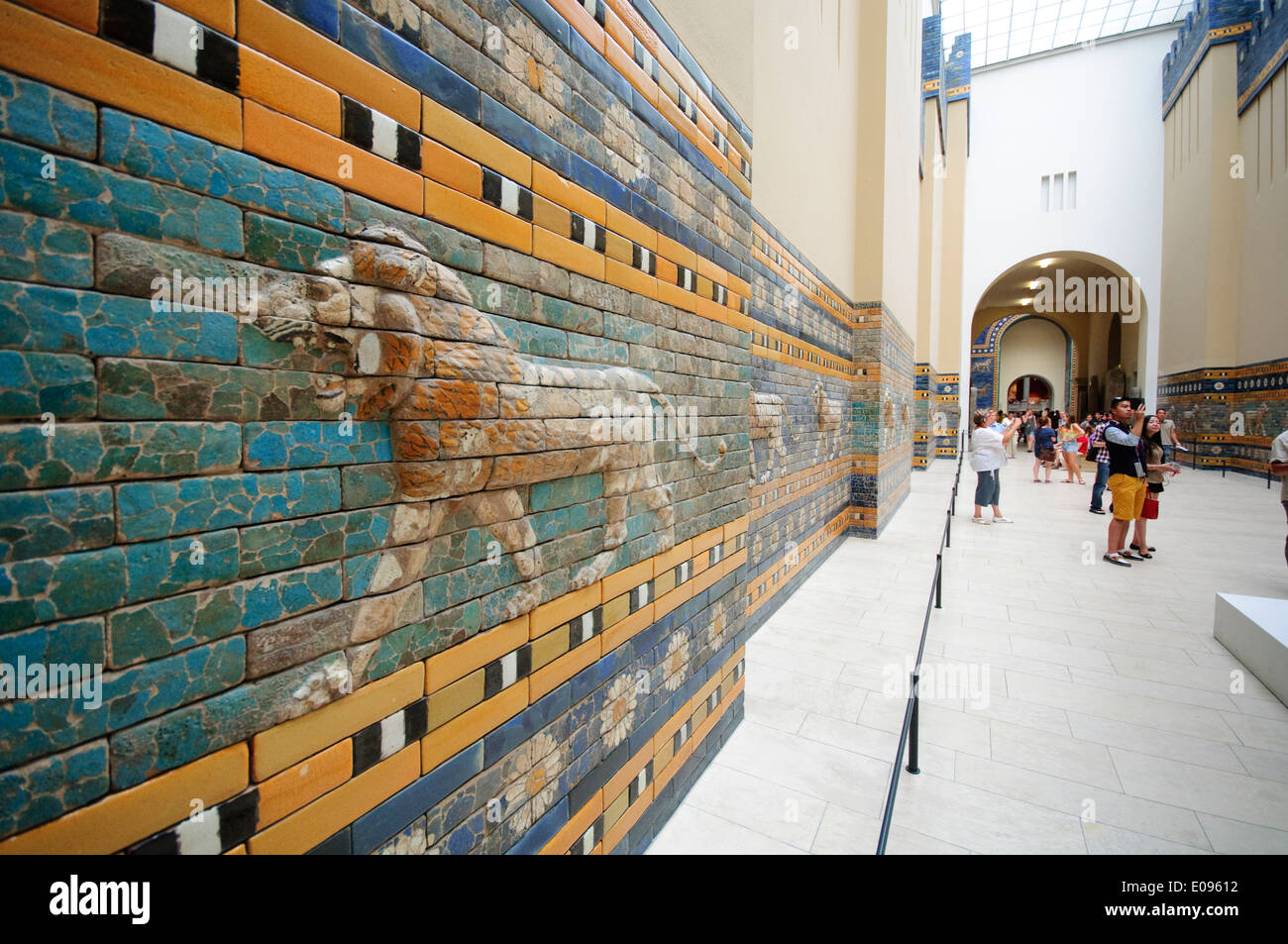 Deutschland, Berlin, Pergamonmuseum, Löwen vom Ischtar-Tor von der antiken Stadt Babylon. Stockfoto