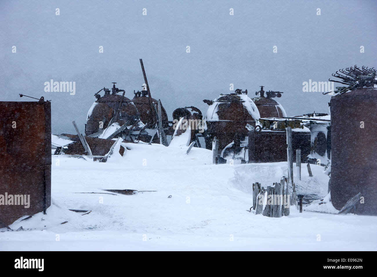 rostigen alten Walöl Verarbeitung Kochen Gastank-Ausrüstung an Walfänger Bucht Täuschung-Insel-Antarktis Stockfoto