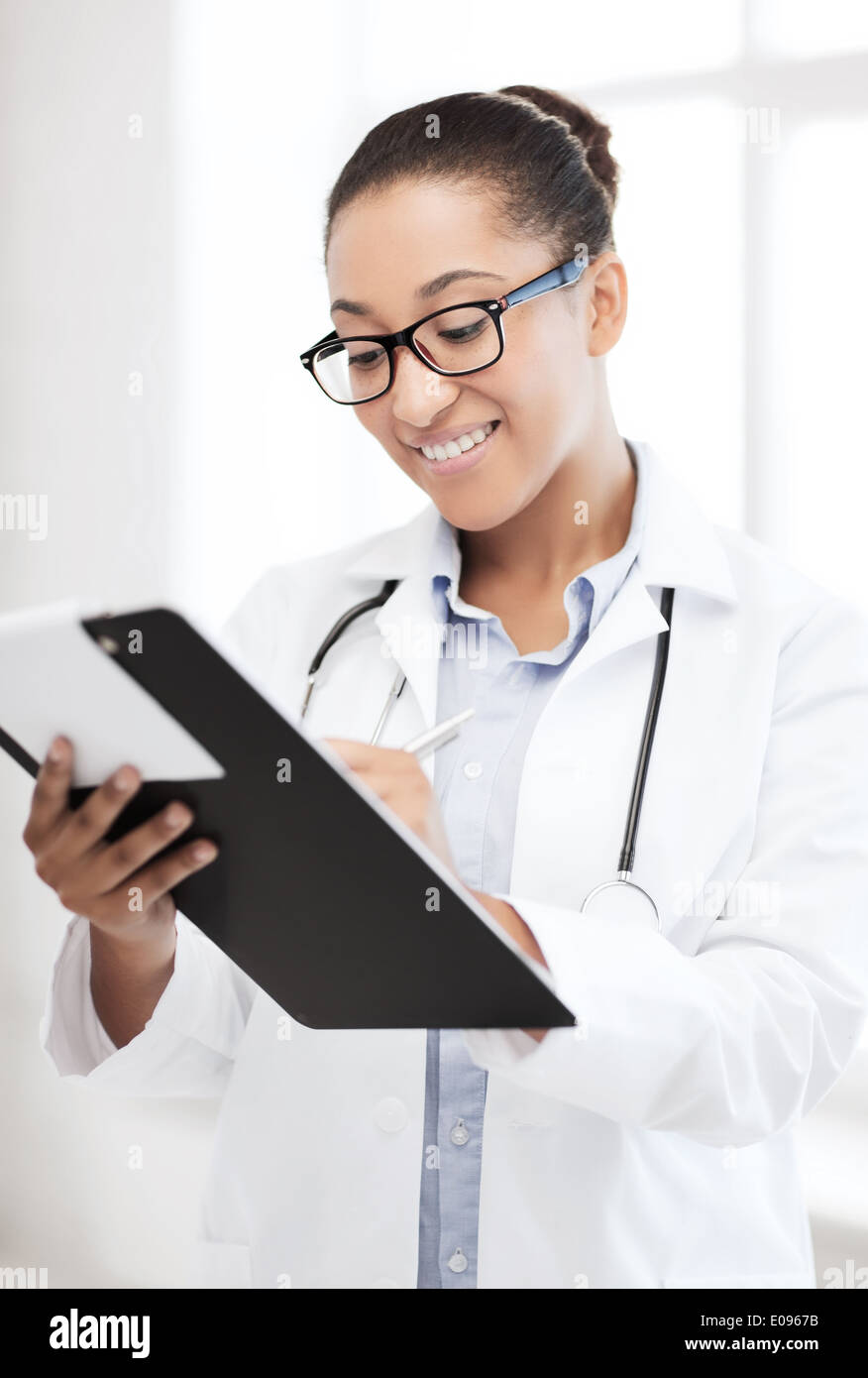 Afrikanische Ärztin im Krankenhaus Stockfoto