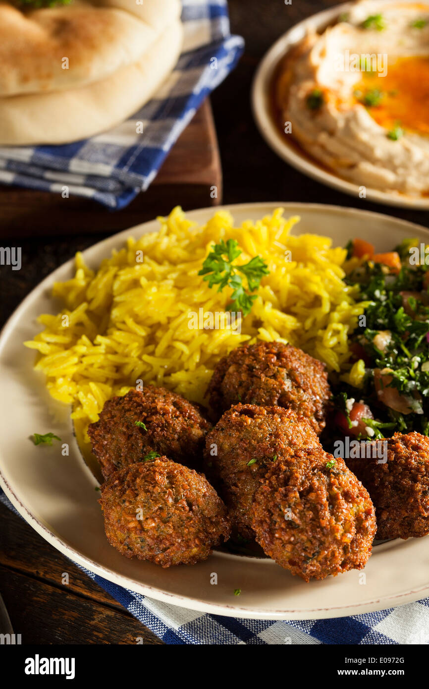 Gesunde vegetarische Falafel Kugeln mit Reis und Salat Stockfoto