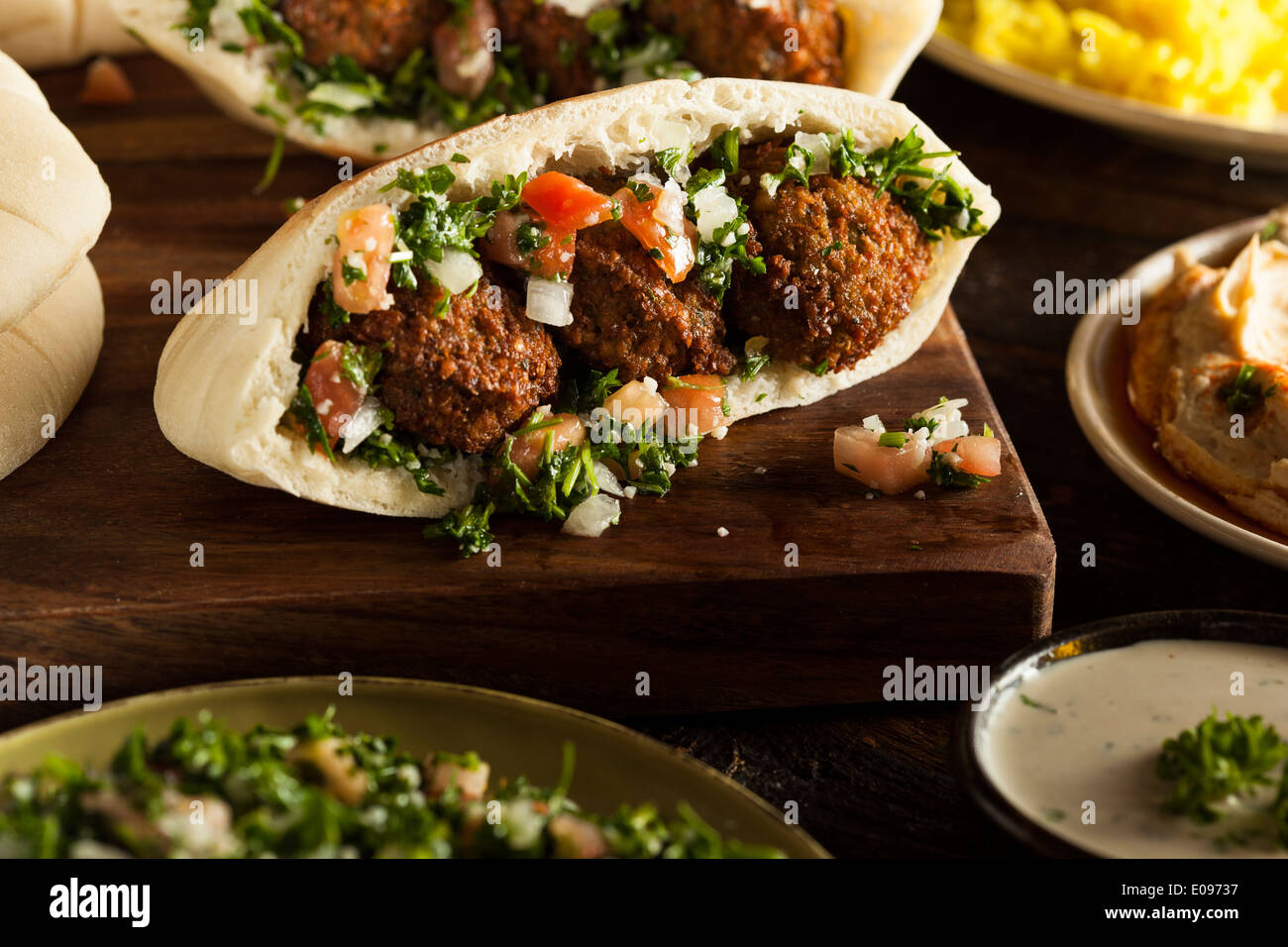 Gesunde vegetarische Falafel Pita mit Reis und Salat Stockfoto