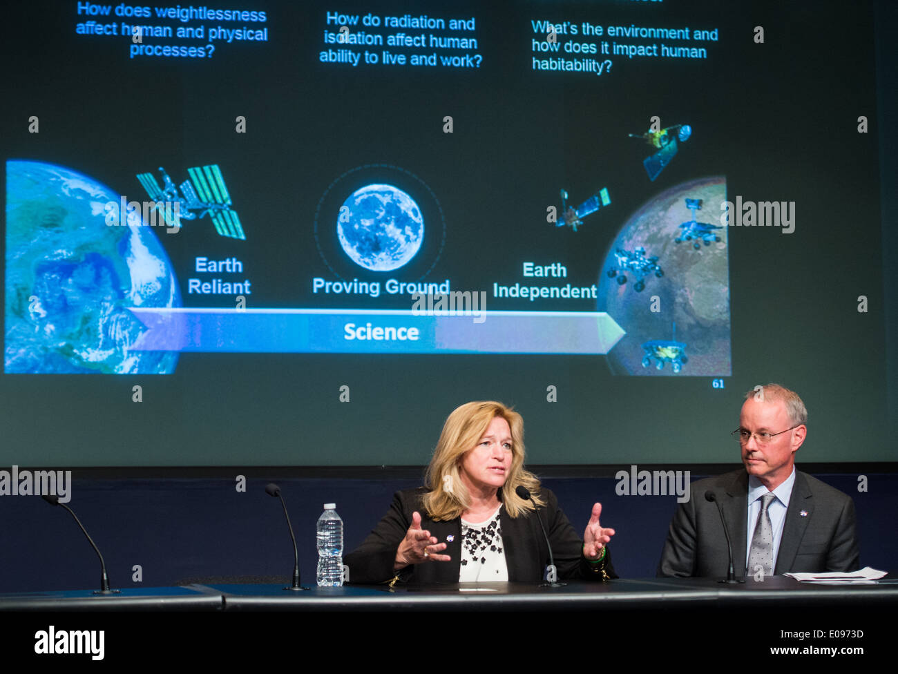 Das NASA-Forum Path to Mars Exploration erforscht die Zukunft der menschlichen Erkundung auf dem Mars. Wichtige Redner, darunter David Miller und Ellen Stofan, erörtern die Vision der NASA zur Weltraumforschung und die Schritte, die notwendig sind, um Menschen auf den Mars zu schicken. Stockfoto